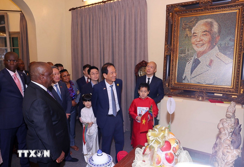 Tổng thống Nam Phi Matamela Cyril Ramaphosa thăm gia đình Đại tướng Võ Nguyên Giáp. (Ảnh: Văn Điệp/TTXVN)