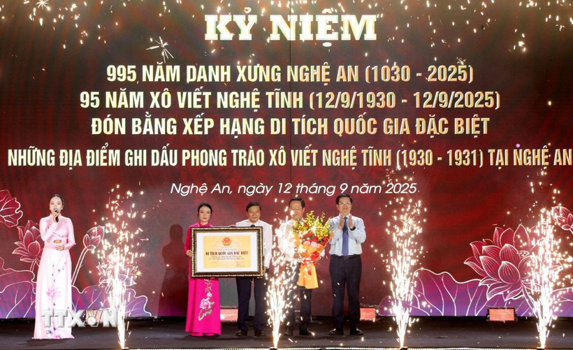 Phó Thủ tướng Mai Văn Chính trao Bằng xếp hạng Di tích Quốc gia Đặc biệt “Những địa điểm ghi dấu Phong trào Xô Viết Nghệ Tĩnh (1930-1931) tại Nghệ An cho lãnh đạo tỉnh Nghệ An. (Ảnh: Văn Tý/TTXVN)