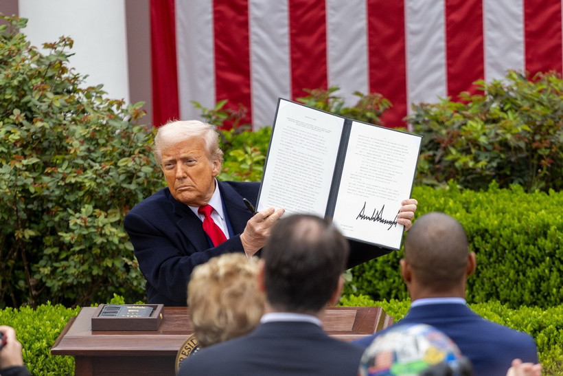 Tổng thống Mỹ Donald Trump ký sắc lệnh áp mức thuế đối ứng mới tại Nhà Trắng, ngày 2/4/2025. (Ảnh: THX/TTXVN)