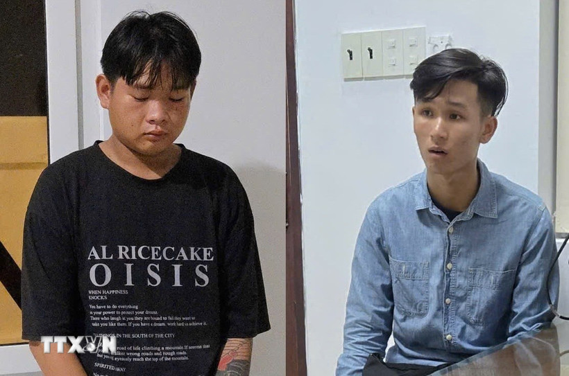 Hai đối tượng cướp giật Trương Vũ Khánh và Lê Quốc Trung Kiên tại cơ quan công an. (Ảnh: TTXVN phát)