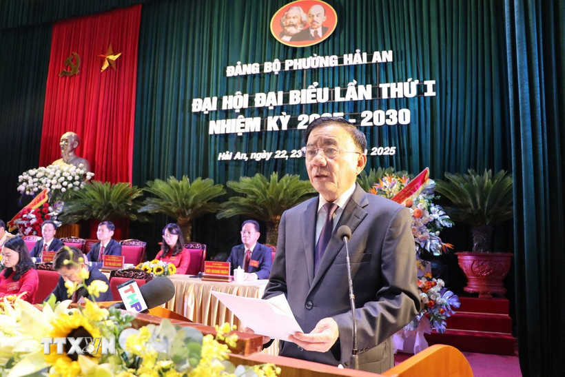 Ông Trần Cẩm Tú, Ủy viên Bộ Chính trị, Thường trực Ban Bí thư, phát biểu tại Đại hội. (Ảnh: Hoàng Ngọc/TTXVN)