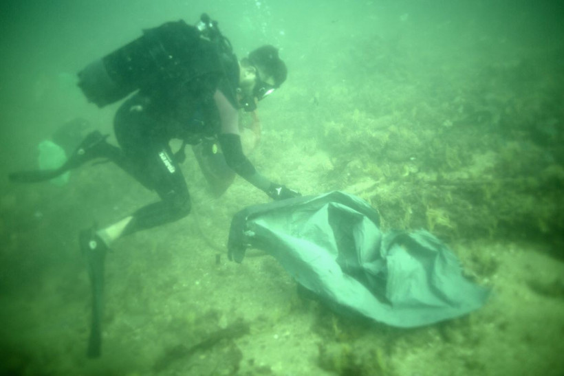 Thu rác thải nhựa dưới đáy biển. (Ảnh: AFP/TTXVN)