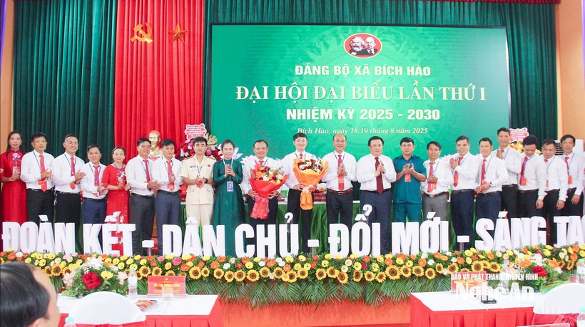 Ủy viên Bộ Chính trị, Giám đốc Học viện Chính trị Quốc gia Hồ Chí Minh, Chủ tịch Hội đồng Lý luận Trung ương Nguyễn Xuân Thắng và Phó Bí thư Tỉnh ủy, Chủ tịch Ủy ban MTTQ Việt Nam tỉnh, Trưởng Đoàn đại biểu Quốc hội tỉnh Võ Thị Minh Sinh chúc mừng Ban Chấp hành Đảng bộ xã Bích Hào, nhiệm kỳ 2025-2030. (Nguồn: Báo Nghệ An)
