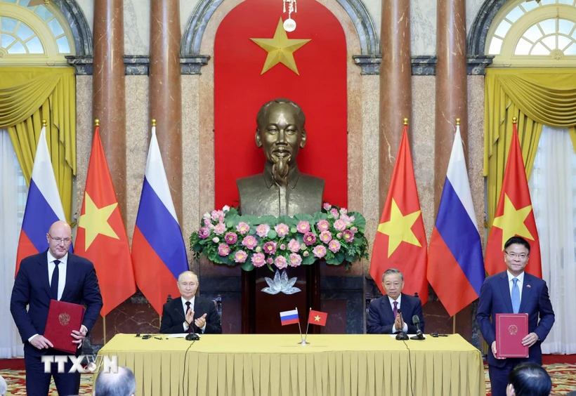 Chủ tịch nước Cộng hòa Xã hội Chủ nghĩa Việt Nam Tô Lâm và Tổng thống Liên bang Nga Vladimir Putin chứng kiến trao các văn kiện đã ký kết giữa hai nước vào chiều 20/6/2024. (Ảnh: Nhan Sáng/TTXVN)