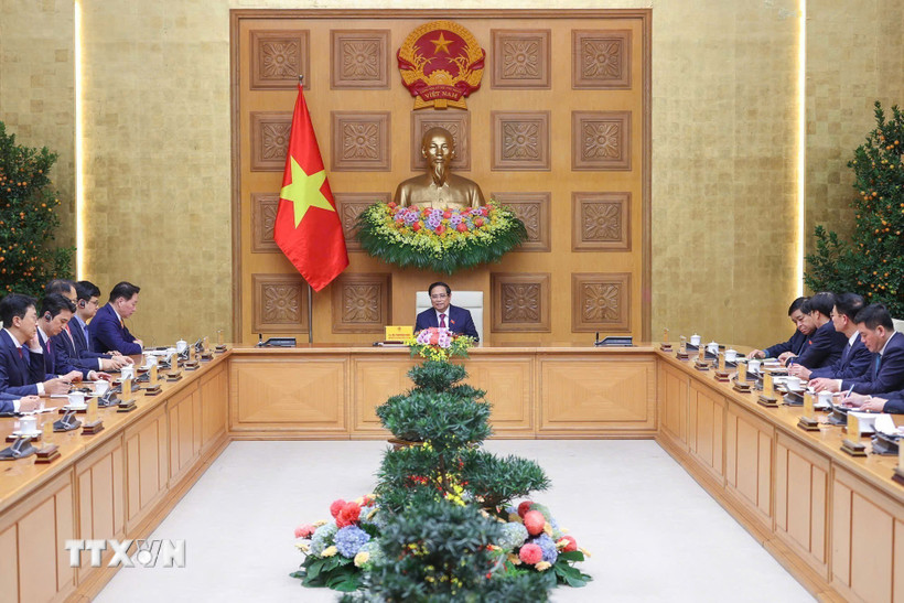 Thủ tướng Phạm Minh Chính tiếp ông Chey Tae-won, Chủ tịch Tập đoàn SK, kiêm Chủ tịch Phòng Công nghiệp và Thương mại Hàn Quốc. (Ảnh: Dương Giang/TTXVN)