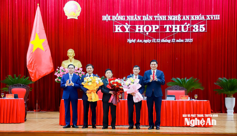 Các lãnh đạo Nghệ An tặng hoa chúc mừng tân Phó Chủ tịch Ủy ban Nhân dân tỉnh Thái Văn Thành và các đồng chí vừa được miễn nhiệm, bầu làm Ủy viên UBND tỉnh. (Nguồn: Báo Nghệ An)