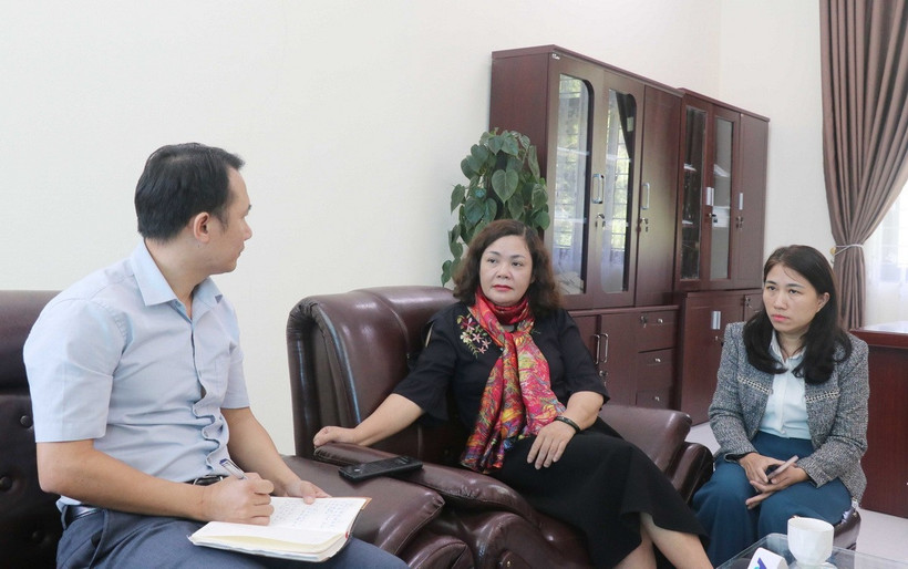 Cách chức Bí thư Chi bộ Trường Tiểu học Đoàn Kết đối với Hiệu trưởng Nguyễn Thị Phương (áo đen). (Ảnh: Nguyễn Oanh/TTXVN)