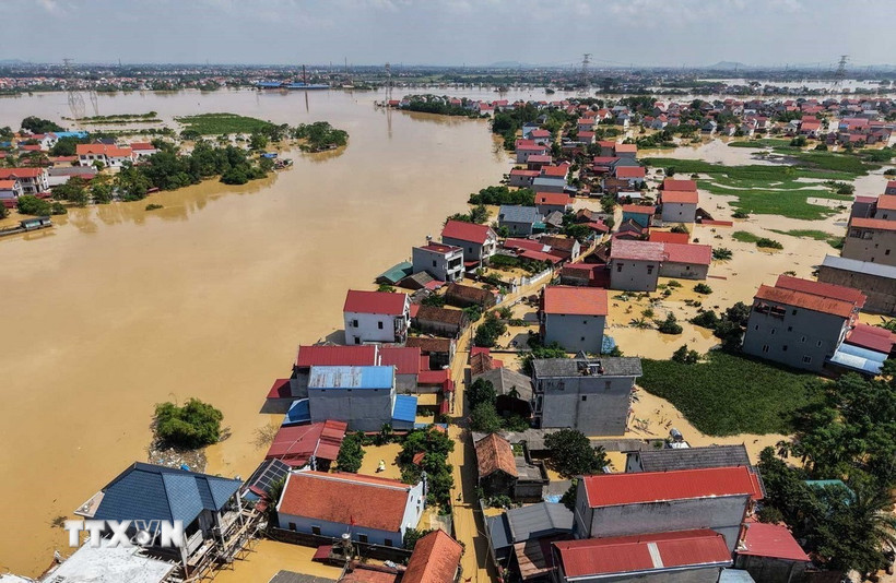 Nhiều hộ dân thôn Ngô Đạo, xã Đa Phúc (Hà Nội) bị ngập sâu đến hơn 2m do lũ sông Cầu dâng cao. (Ảnh: Hoàng Hiếu/TTXVN)