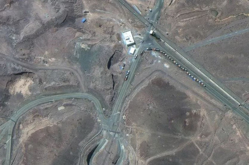 Hình ảnh do vệ tinh Maxar cung cấp ngày 19/6/2025 cho thấy các xe tải chở hàng di chuyển tại lối vào cơ sở hạt nhân Fordow ở tỉnh Qom, Iran. (Ảnh: Anadolu Agency/TTXVN)