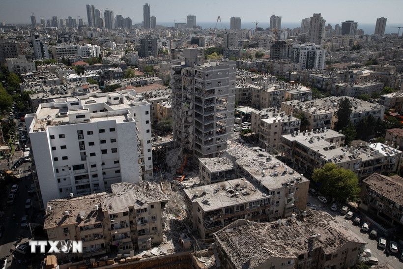 Những tòa nhà tại Bat Yam, Israel bị hư hại sau cuộc tấn công bằng tên lửa của Iran. (Ảnh: THX/TTXVN)