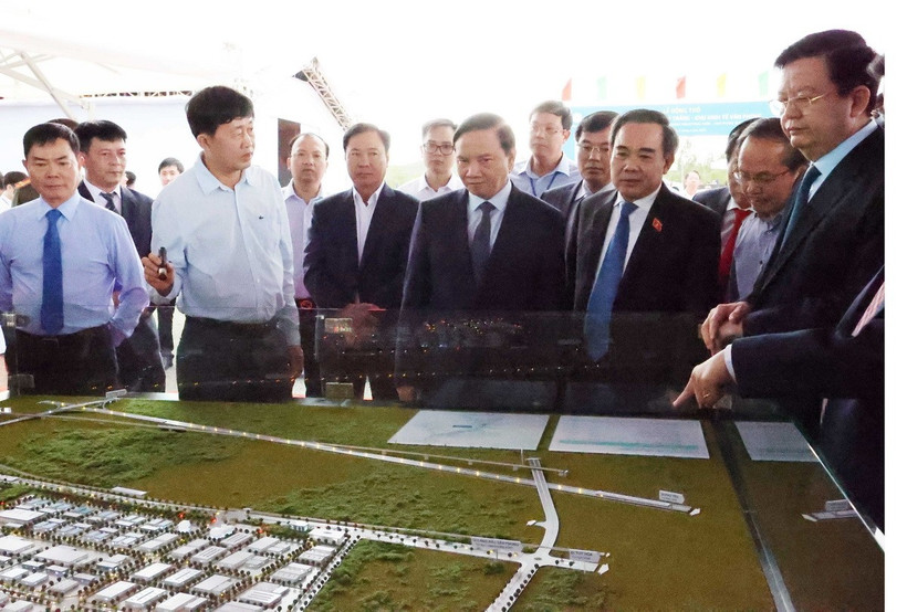 Phó Chủ tịch Quốc hội Nguyễn Khắc Định, Phó Thủ tướng Mai Văn Chính cùng lãnh đạo bộ, ngành trung ương tham quan mô hình Khu công nghiệp Dốc Đá Trắng. (Anh: Tiên Minh/TTXVN)