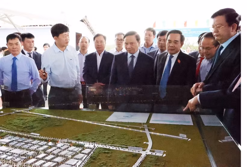 Phó Chủ tịch Quốc hội Nguyễn Khắc Định, Phó Thủ tướng Mai Văn Chính cùng lãnh đạo bộ, ngành trung ương tham quan mô hình Khu công nghiệp Dốc Đá Trắng. (Anh: Tiên Minh/TTXVN)