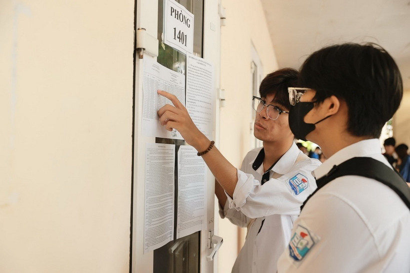 Thí sinh kiểm tra tên, số báo danh. (Ảnh: Minh Quyết/TTXVN)