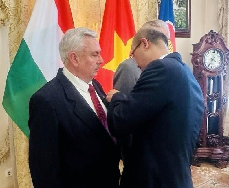 Đại sứ Việt Nam tại Hungary Bùi Lê Thái trao Huân chương Hữu nghị cho ông Váraljai Márton và ông Botz László. (Ảnh: TTXVN phát)