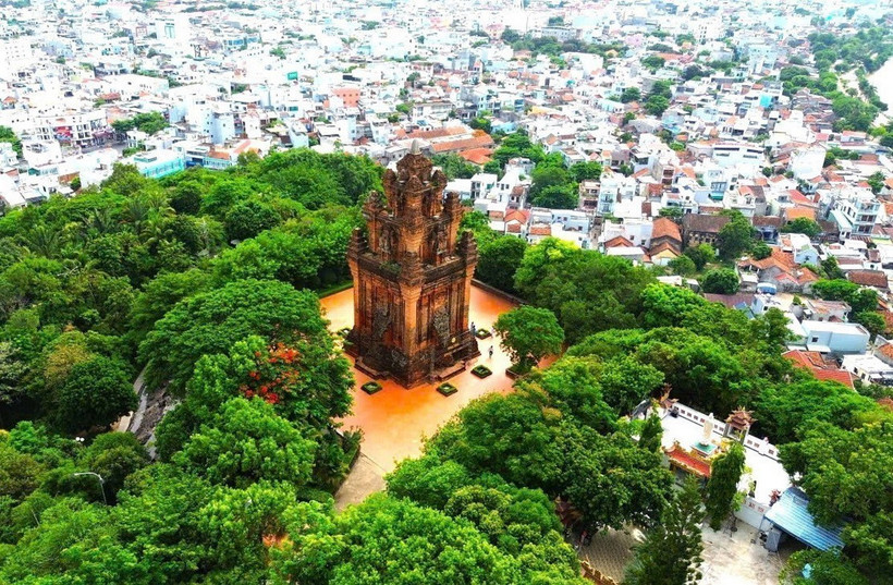 Tháp Nhạn nằm giữa thành phố Tuy Hòa, tỉnh Phú Yên. (Ảnh: TTXVN phát)