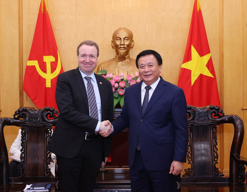 Ông Nguyễn Xuân Thắng và ông Michael Aastrup Jensen, Chủ tịch Đảng Tự do, Chủ nhiệm Ủy ban Chính sách Đối ngoại, Quốc hội Đan Mạch. (Ảnh: Văn Điệp/TTXVN)