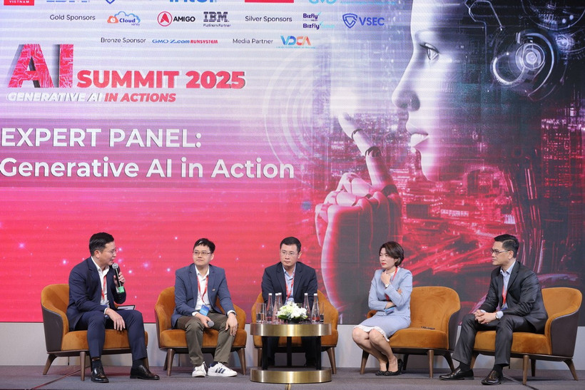 Các đại biểu trao đổi tại AI Summit 2025. (Nguồn: Vietnam+)