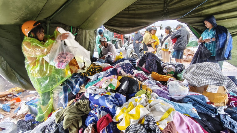 Hỗ trợ quần áo cho người dân vùng bị ảnh hưởng mưa lũ ở phường Tây Nha Trang (Khánh Hòa). (Ảnh: Nguyễn Thành/TTXVN)