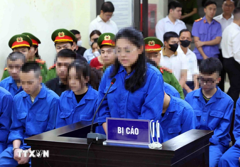 Bị cáo Nguyễn Hồng Nhung (sinh năm 2005, ở quận Tây Hồ, Hà Nội) khai báo trước tòa. (Ảnh: Phạm Kiên/TTXVN)