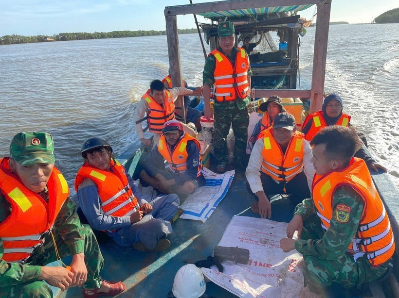 Lực lượng cứu hộ thuộc Bộ đội Biên phòng Sóc Trăng cứu nạn đưa 7 công nhân vào bờ an toàn. (Ảnh: TTXVN phát)