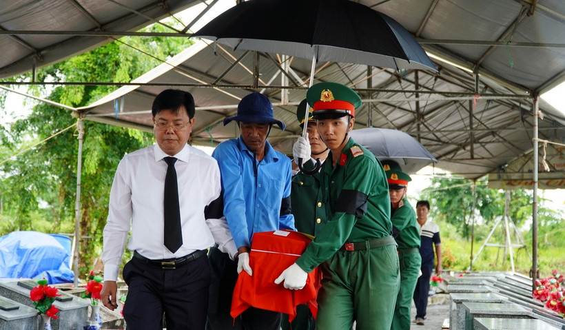 Bí thư Tỉnh ủy Kiên Giang Nguyễn Tiến Hải đưa hài cốt liệt sỹ về nơi an táng. (Ảnh: Văn Sĩ/TTXVN)