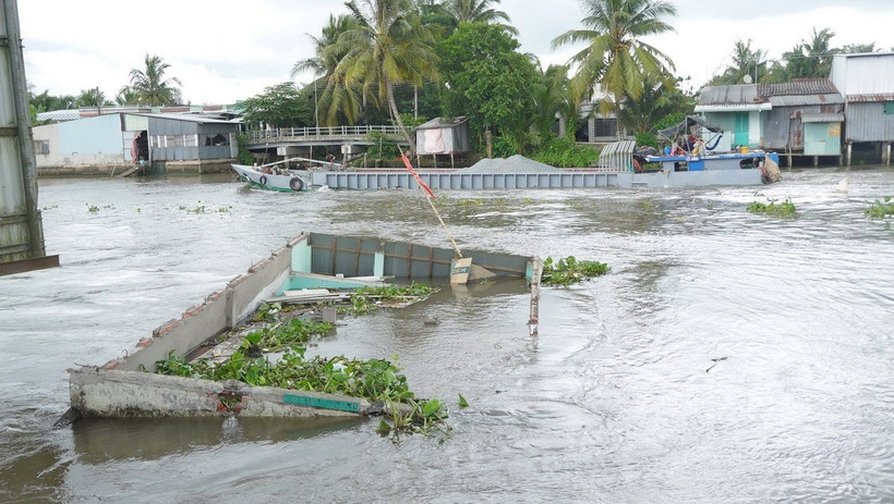 Căn nhà của hộ ông Nguyễn Văn Dũng bị nhấn chìm xuống sông Ô Môn, ước tính thiệt hại khoảng 150 triệu đồng. (Ảnh: TTXVN phát)