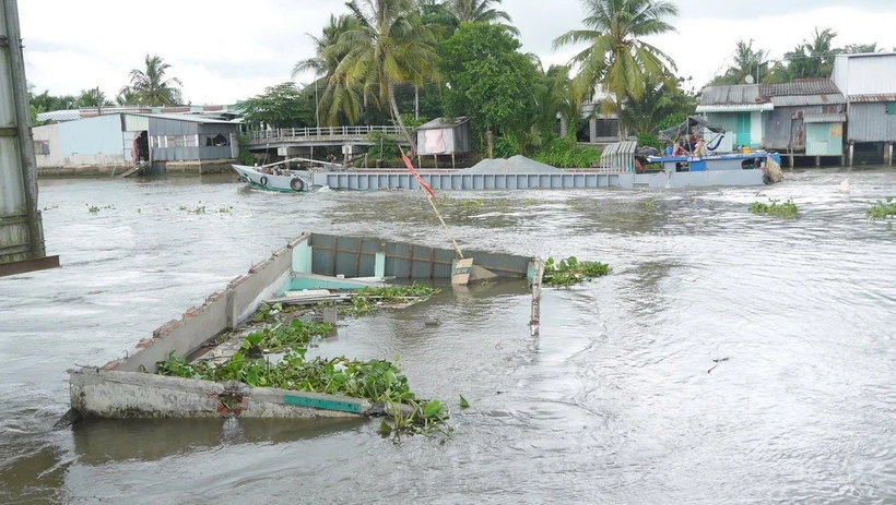Căn nhà của hộ ông Nguyễn Văn Dũng bị nhấn chìm xuống sông Ô Môn, ước tính thiệt hại khoảng 150 triệu đồng. (Ảnh: TTXVN phát)