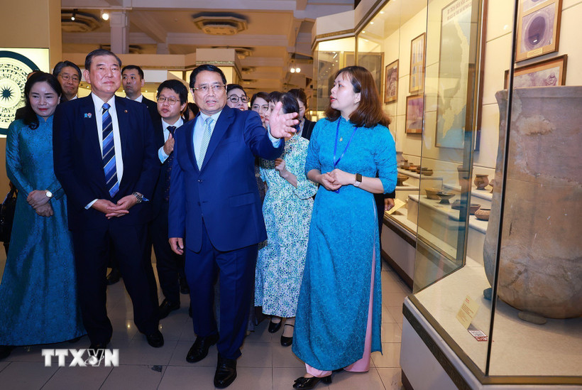 Thủ tướng Phạm Minh Chính và Phu nhân cùng Thủ tướng Nhật Bản Ishiba Shigeru và Phu nhân tham quan Bảo tàng Lịch sử Quốc gia. (Ảnh: Dương Giang/TTXVN)