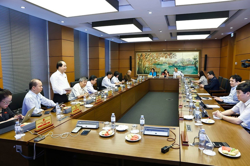 Đoàn đại biểu Quốc hội thành phố Hà Nội thảo luận ở tổ. (Ảnh: Doãn Tấn/TTXVN)