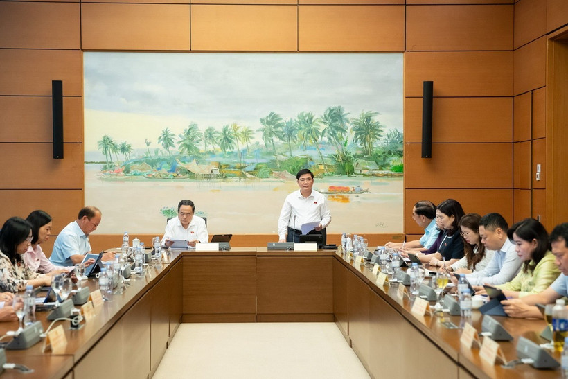 Đoàn đại biểu Quốc hội các tỉnh Hậu Giang, Bắc Ninh, Đắk Lắk và Lào Cai thảo luận ở tổ. (Ảnh: TTXVN phát)