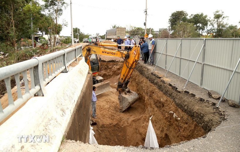 Chủ tịch Ủy ban Nhân dân tỉnh Gia Lai Phạm Anh Tuấn kiểm tra tình hình thiệt hại sau bão, lũ tại khu vực phía Tây tỉnh Gia Lai. (Ảnh: Quang Thái/TTXVN)