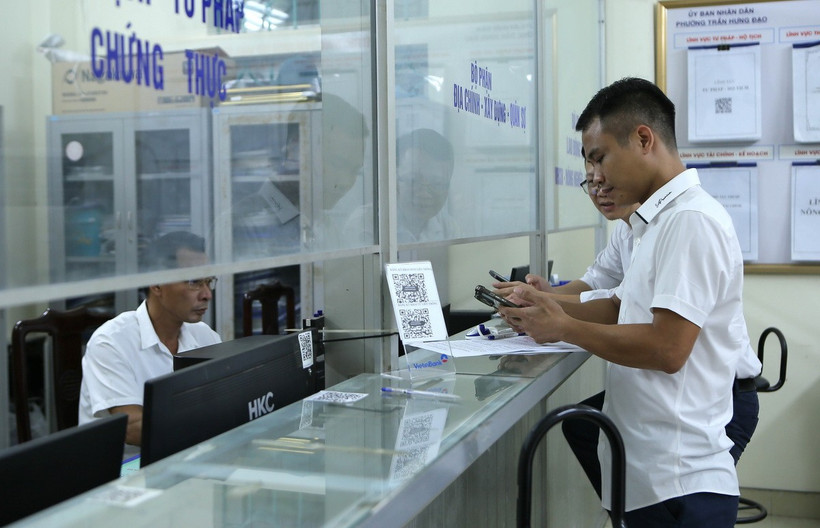 Người dân đến làm thủ tục, giấy tờ tại Bộ phận tiếp nhận và trả kết quả phường Trần Hưng Đạo, thành phố Nam Định. (Ảnh: Công Luật/TTXVN)