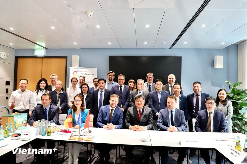 Thứ trưởng Trần Thanh Nam (ngồi giữa cavat đỏ) chụp ảnh với đại diện các hiệp hội, doanh nghiệp Đức tại buổi Tọa đàm kết nối thương mại nông-lâm-thủy sản Việt Nam-CHLB Đức. (Ảnh: Phương Hoa/Vietnam+)