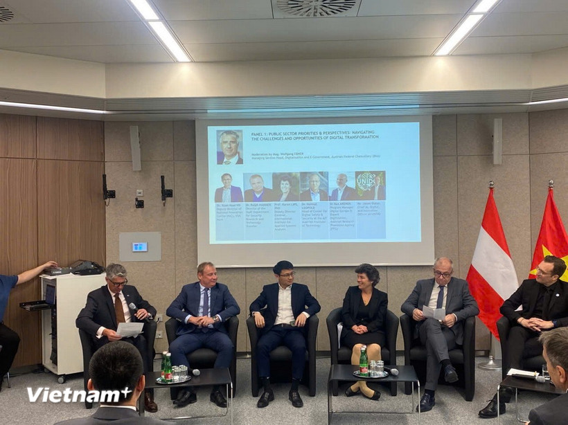 Các khách mời tại diễn đàn. (Nguồn: Vietnam+)