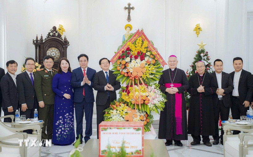 Phó Thủ tướng Chính phủ Hồ Quốc Dũng cùng đoàn công tác đến thăm, chúc mừng Tổng Giám mục Đặng Đức Ngân cùng các linh mục, chức sắc, tu sỹ Giáo phận Huế nhân dịp Lễ Giáng sinh năm 2025. (Ảnh: Văn Dũng/TTXVN)