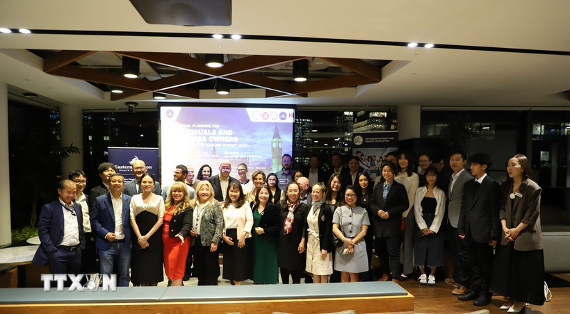 Các đại biểu tham dự sự kiện chụp ảnh lưu niệm cùng Ban lãnh đạo VIFA. (Ảnh: Phong Hà/TTXVN)