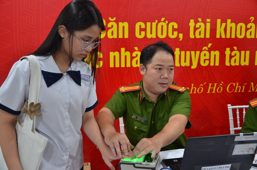 Nhiều công dân trong độ tuổi từ 6 đến 18 tuổi đến làm thủ tục cấp thẻ căn cước tại nhà ga metro Bến Thành-Suối Tiên. (Ảnh: Linh Sơn/TTXVN)