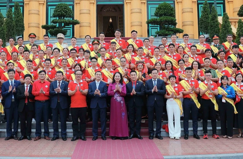 Phó Chủ tịch nước Võ Thị Ánh Xuân với các đại biểu. (Ảnh: An Đăng/TTXVN)