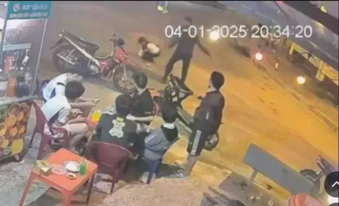 Hình ảnh người đàn ông đánh dã man bé trai. 