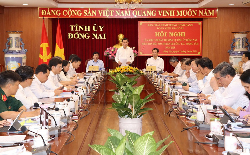 Ông Nguyễn Hồng Lĩnh, Phó Chủ nhiệm Ủy ban Kiểm tra Trung ương, Phó Trưởng đoàn Thường trực Đoàn kiểm tra số 5, phát biểu tại buổi làm việc. (Ảnh: Sỹ Tuyên/TTXVN)