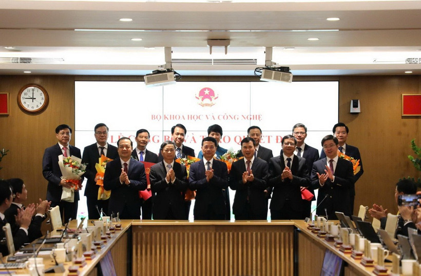 Lãnh đạo Bộ Khoa học và Công nghệ chúc mừng các cán bộ nhận quyết định. (Nguồn: Tạp chí Khoa học và Công nghệ)