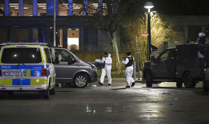 Lực lượng khẩn cấp điều tra tại hiện trường vụ nổ súng ở trường học Risbergska thuộc thành phố Orebro, miền Trung Thụy Điển ngày 4/2. (Ảnh: AP/TTXVN)