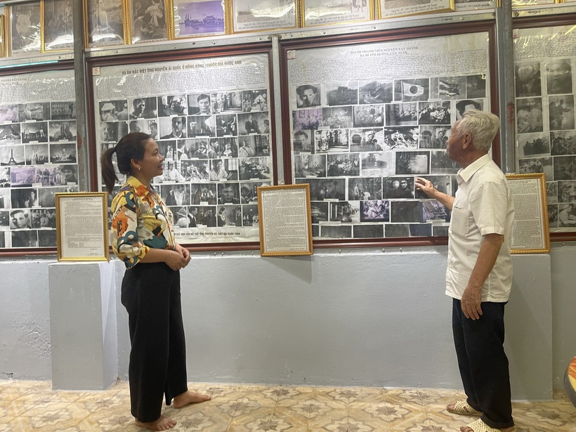 Cụ Trần Văn Cao giới thiệu bộ sưu tầm ảnh Bác Hồ theo từng chủ đề. (Ảnh: Tuyết Mai/TTXVN)