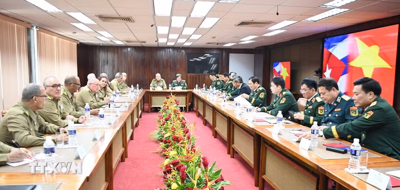 Quang cảnh buổi hội đàm giữa Đại tướng Nguyễn Tân Cương với Thượng tướng Álvaro López Miera, Ủy viên Bộ Chính trị Đảng Cộng sản Cuba, Bộ trưởng Bộ các Lực lượng vũ trang cách mạng Cuba. (Ảnh: Việt Hùng/TTXVN)