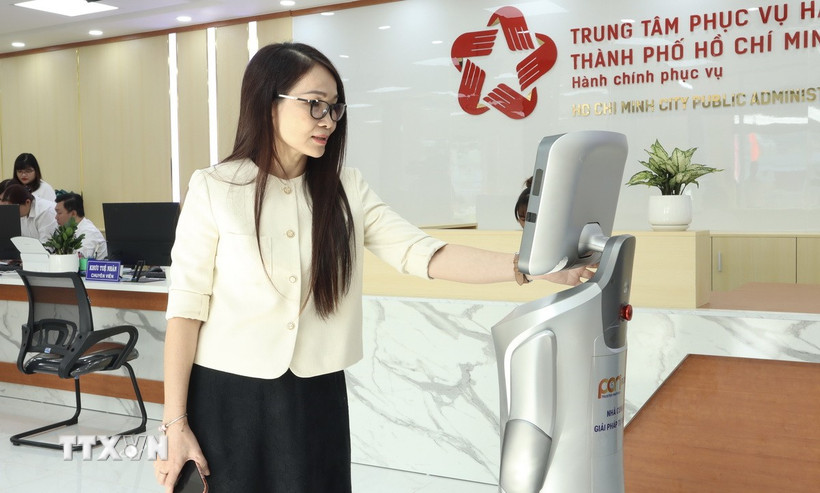 Robot "lễ tân" hướng dẫn người dân đến đúng khu vực làm thủ tục theo lĩnh vực. (Ảnh: Xuân Anh/TTXVN)