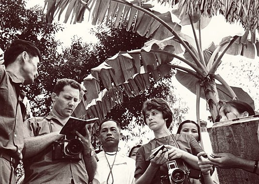 Nhà báo, nhà sử học Đức Gerhard Feldbauer và vợ, phóng viên ảnh Irene Feldbauer, từng là phóng viên thường trú của ADN tại Hà Nội. (Ảnh tư liệu nhân vật cung cấp)