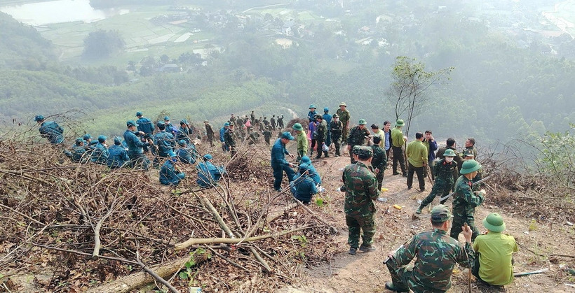 Các lực lượng chức năng chốt tại hiện trường để ứng phó, không để các đám cháy bùng phát trở lại. (Ảnh: TTXVN phát)
