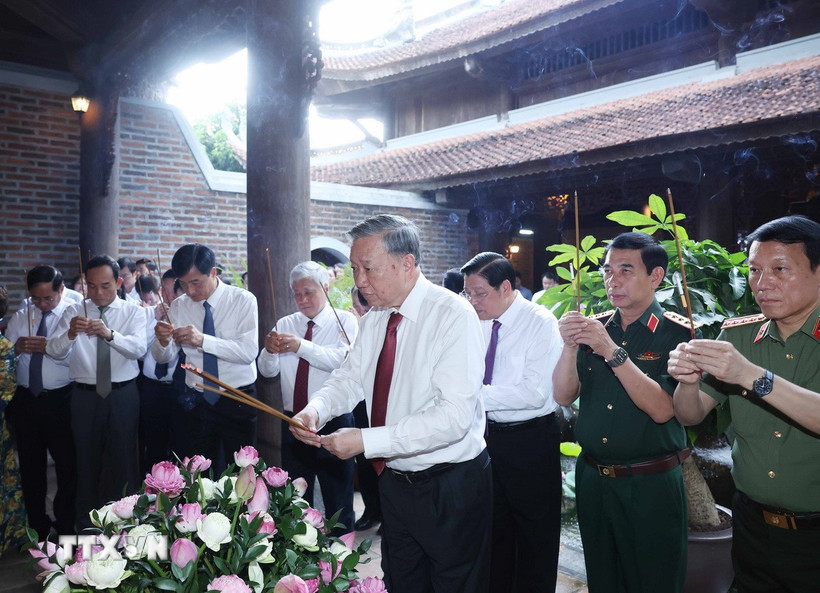 Tổng Bí thư Tô Lâm và đoàn công tác dâng hương tại đền Chung Sơn thờ gia tiên Bác Hồ. (Ảnh: Thống Nhất/TTXVN)