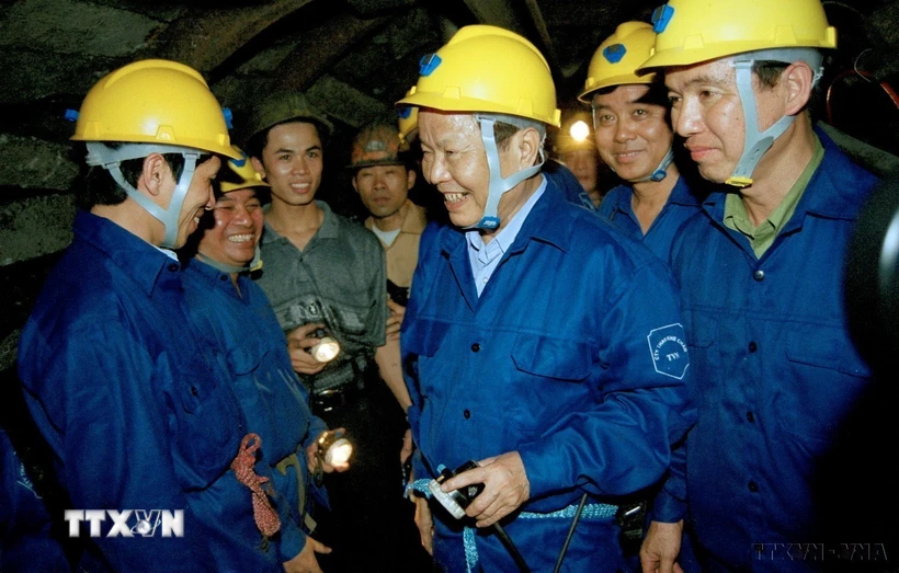 Nguyên Chủ tịch nước Trần Đức Lương trong ký ức những kỹ sư địa chất Chủ tịch nước Trần Đức Lương gặp gỡ công nhân Công ty Than Khe Chàm đang khai thác than trong hầm lò (2002). (Ảnh: Trọng Nghiệp/TTXVN)