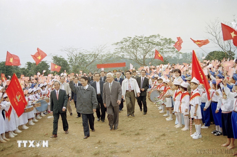 Nhân dân thị trấn Khe Sanh, huyện Hướng Hóa, tỉnh Quảng Trị đón Chủ tịch nước Trần Đức Lương về thăm (8/1/1999). (Ảnh: Trọng Nghiệp/TTXVN)